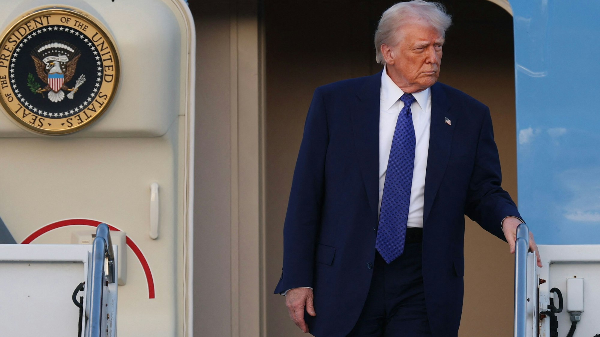 US-Präsident Donald Trump steigt in Florida aus der Air Force One aus. (Archivbild)
