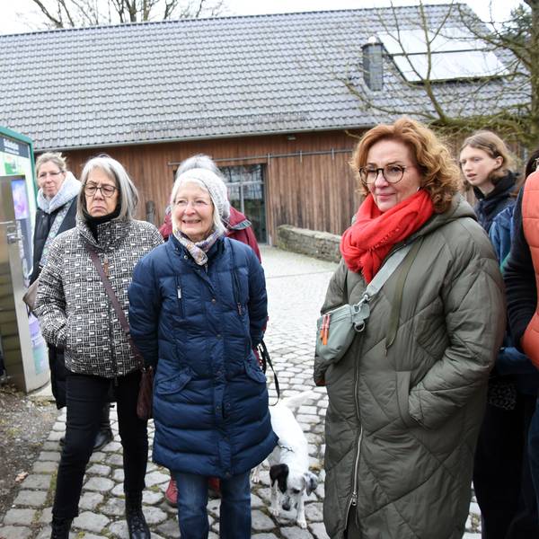 In Lindlarer Freilichtmuseum des Landschaftsverbandes Rheinland vermittelte die Kräuterexpertin Marianne Frielingsdorf (links) viel Wissen um Kräuter und Pflanzen.