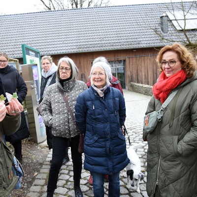 In Lindlarer Freilichtmuseum des Landschaftsverbandes Rheinland vermittelte die Kräuterexpertin Marianne Frielingsdorf (links) viel Wissen um Kräuter und Pflanzen.