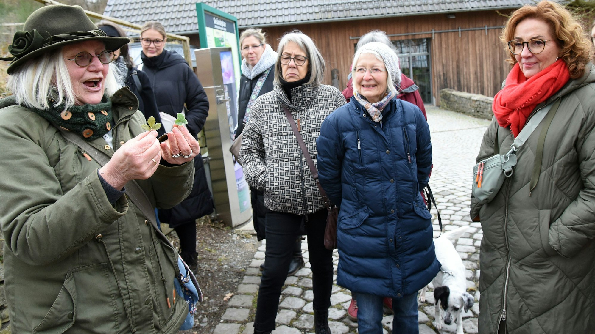 In Lindlarer Freilichtmuseum des Landschaftsverbandes Rheinland vermittelte die Kräuterexpertin Marianne Frielingsdorf (links) viel Wissen um Kräuter und Pflanzen.