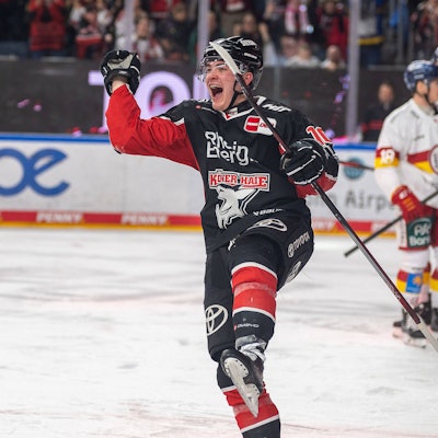 Justin Schuetz, Kölner Haie, bejubelt sein Tor zum 4:2.
