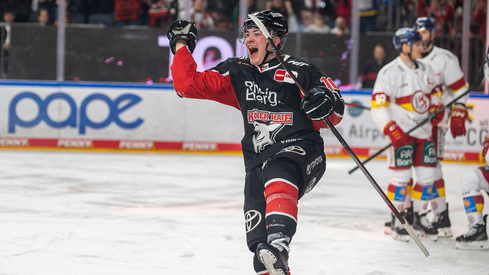 Justin Schuetz, Kölner Haie, bejubelt sein Tor zum 4:2.