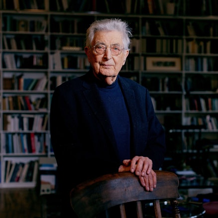 Gerhart Baum, aufgenommen am 18. Dezember 2024 in seiner Wohnung in der Kölner Südstadt.