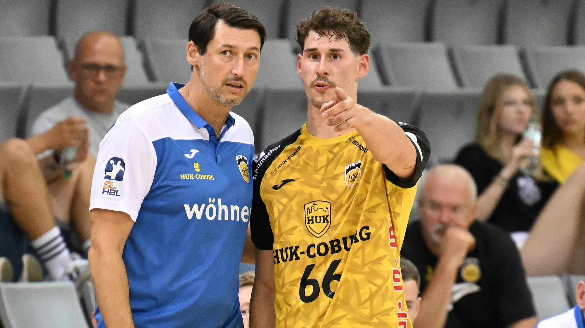 Anel Mahmutefendic und Felix Jaeger beraten sich am Spielfeldrand.