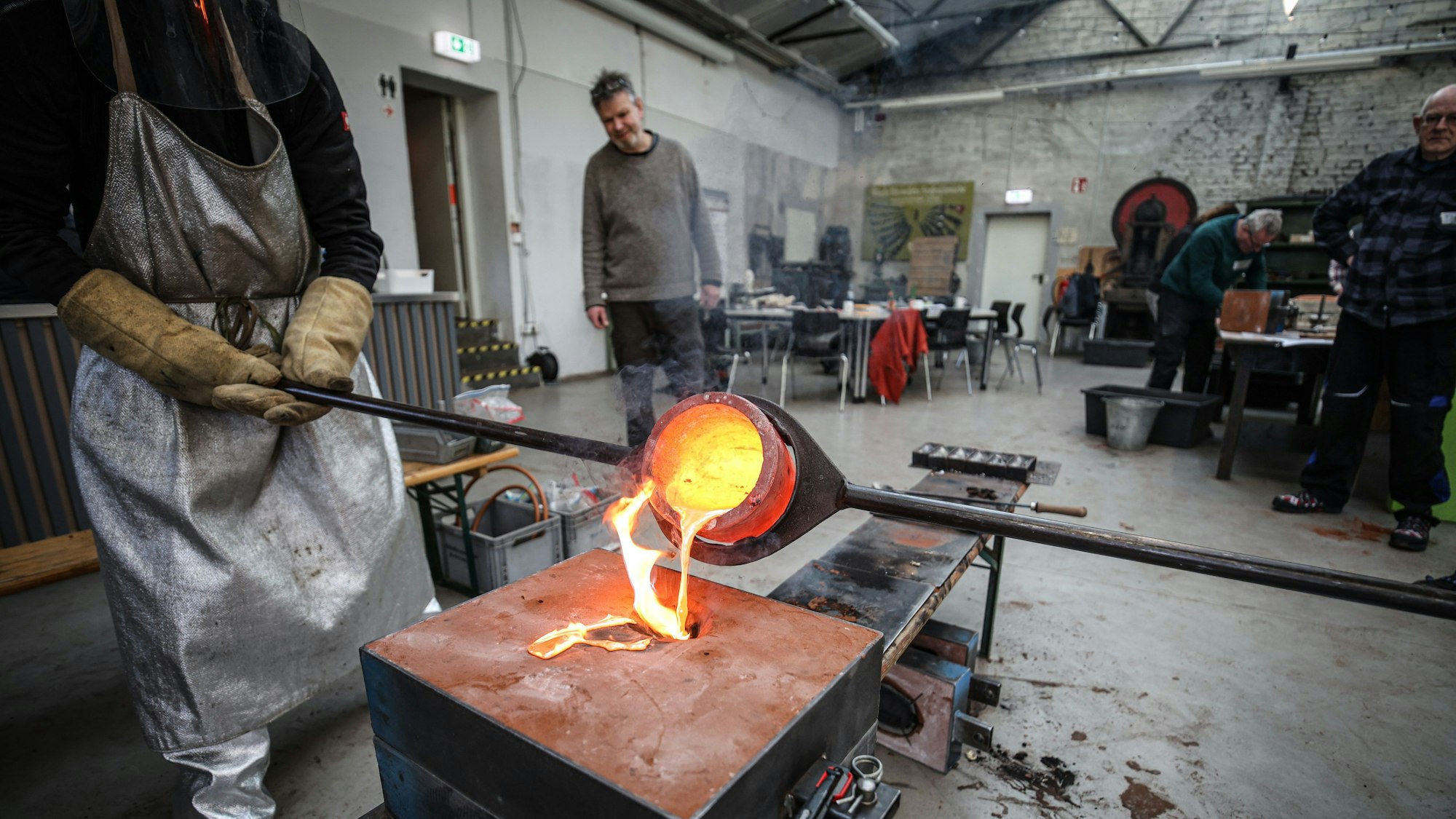Das 900 Grad heiße Aluminium wird in die Form gegossen.