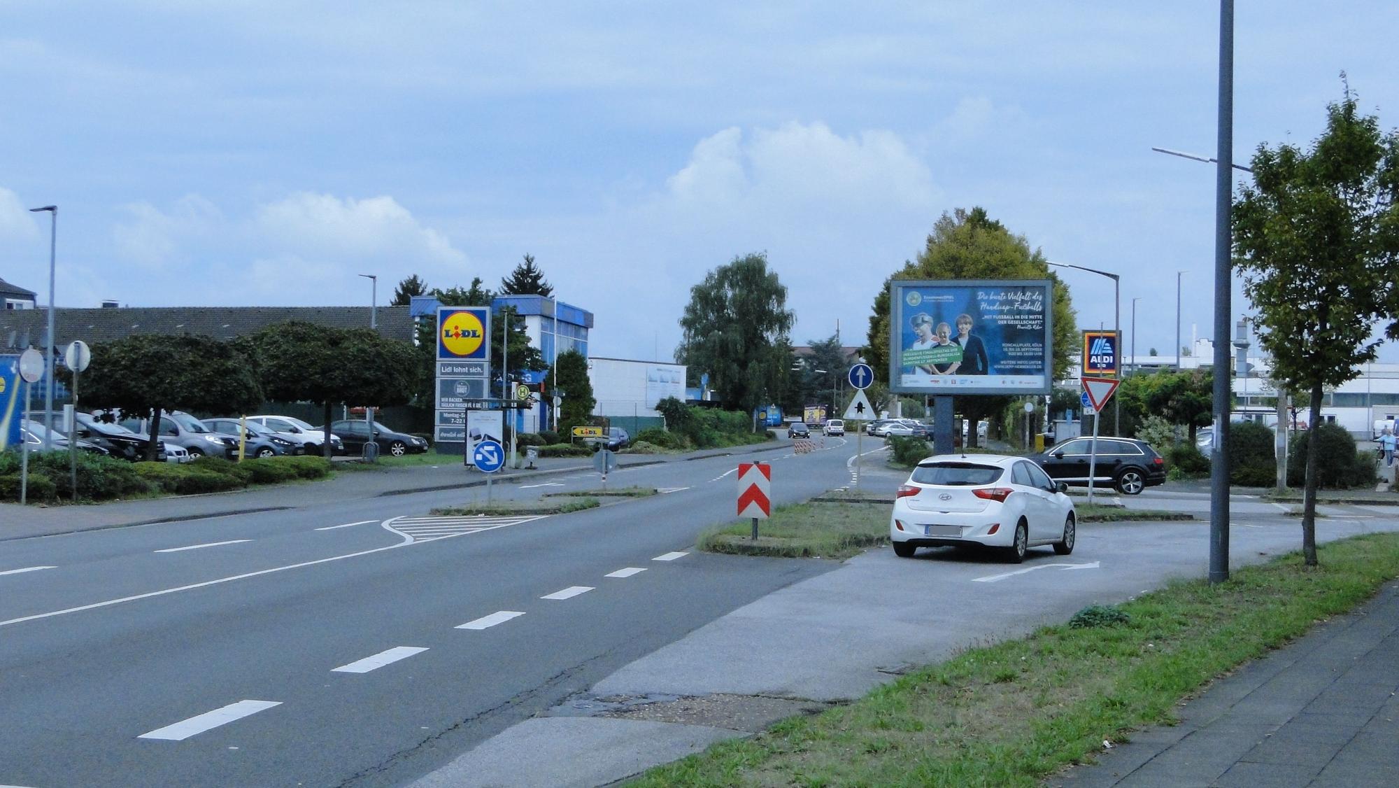 Bei der Umgestaltung soll die Rechtsabbiegerspur zurückgebaut werden, eine Ampel soll künftig den Verkehr regeln.