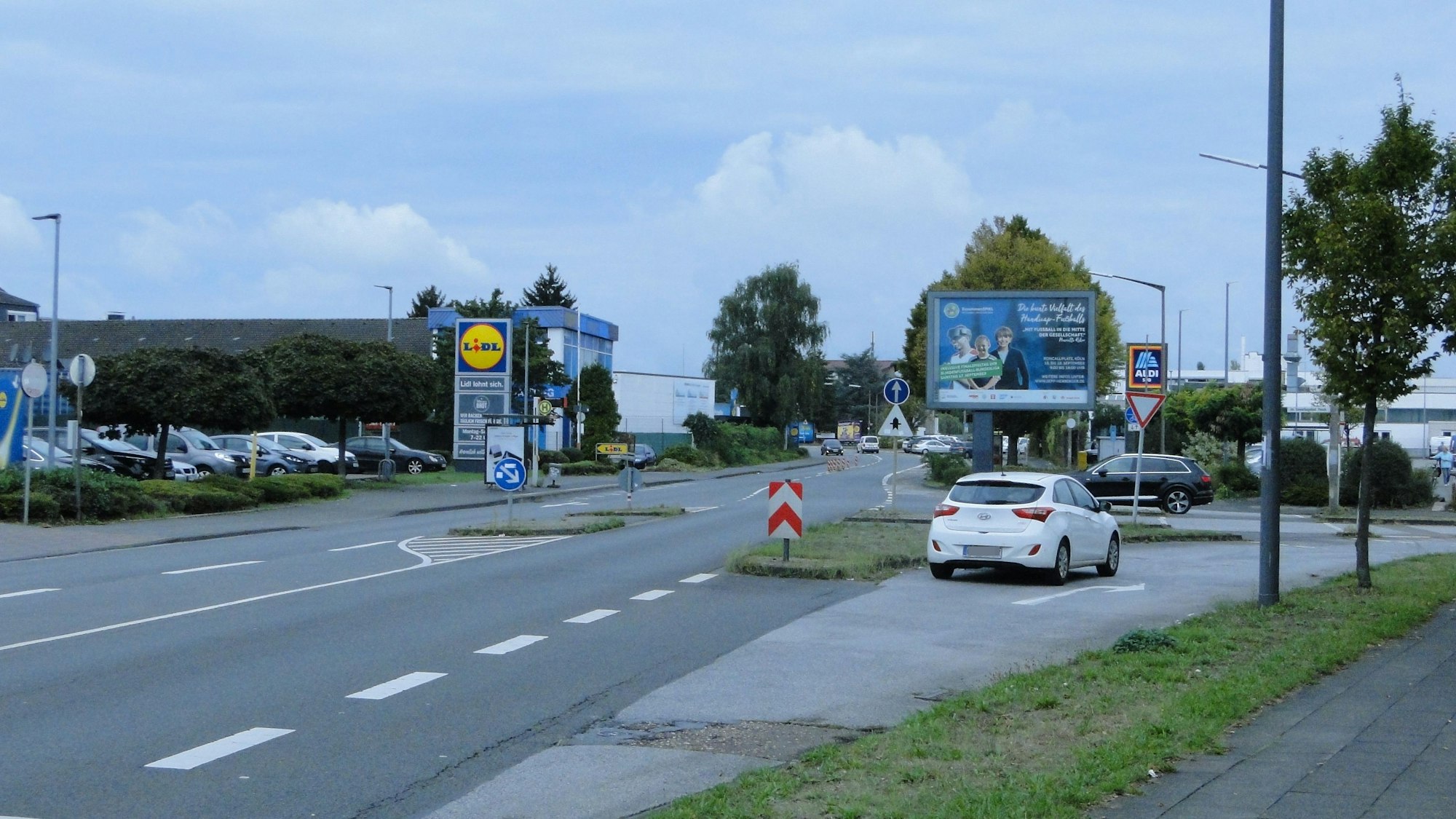 Bei der Umgestaltung soll die Rechtsabbiegerspur zurückgebaut werden, eine Ampel soll künftig den Verkehr regeln.