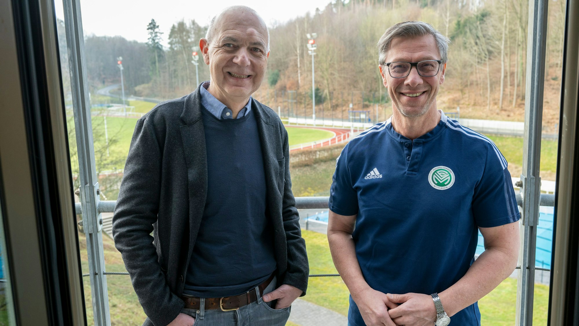 DFB-Präsident Bernd Neuendorf (l.) und FVM-Chef Christos Katzidis beim Interview in der Sportschule Hennef