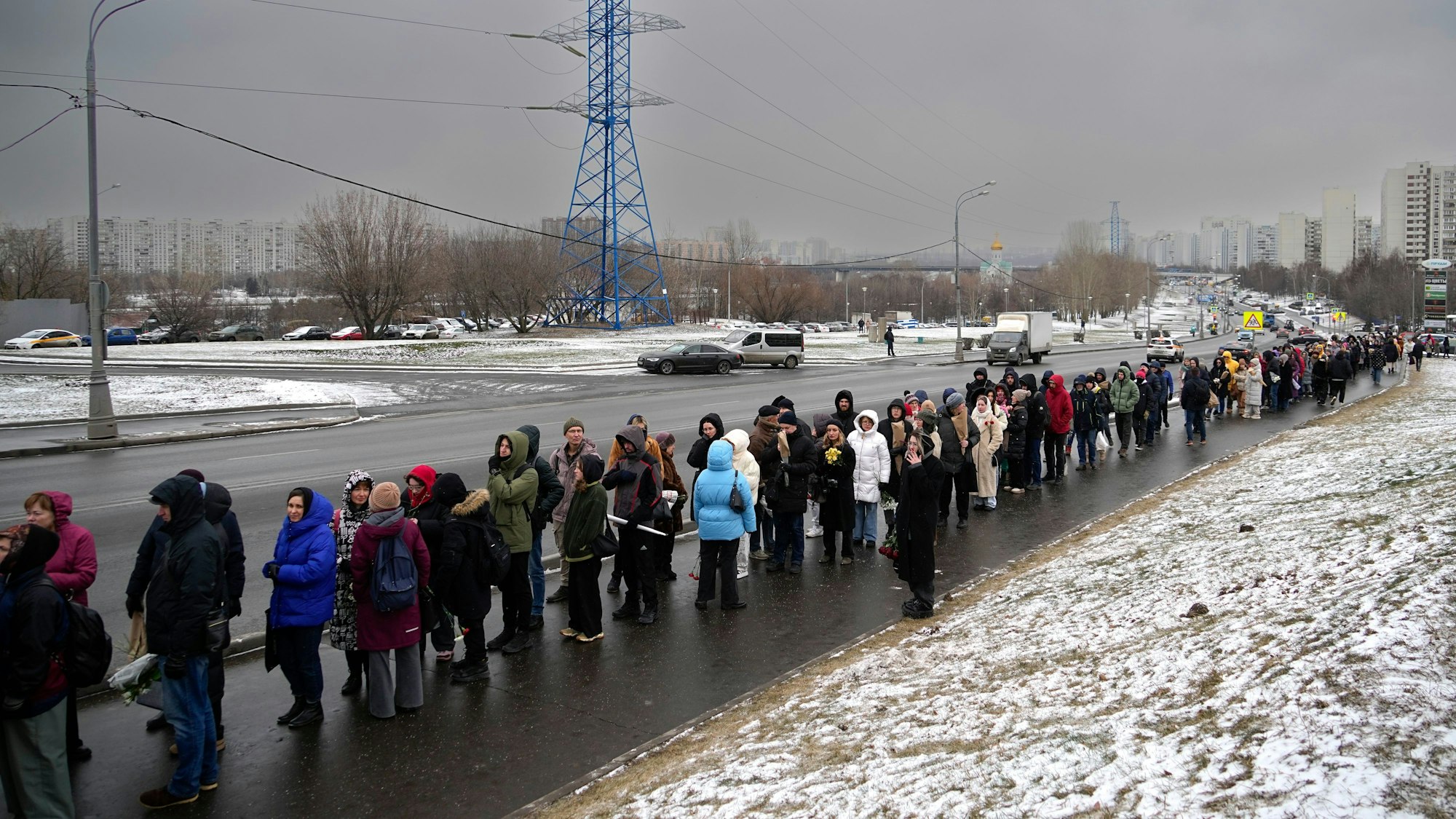 Menschen stehen Schlange, um ein Jahr nach dem Tod des russischen Oppositionsführers Alexej Nawalny Blumen an seinem Grab auf dem Borisowskoje-Friedhof niederzulegen.