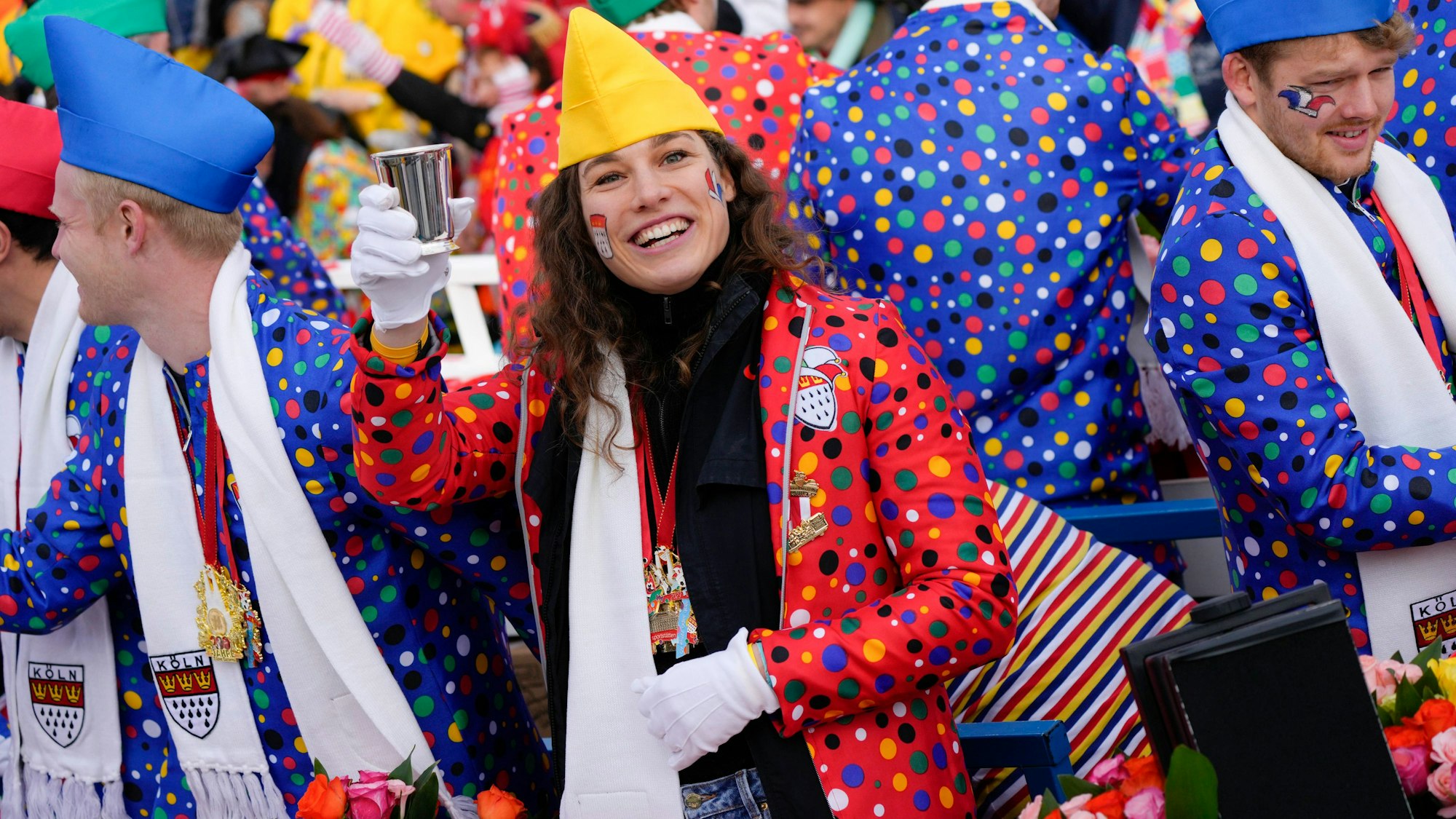 Ein seltenes Bild: Leonie Fiebig beim Rosenmontagszug in Köln