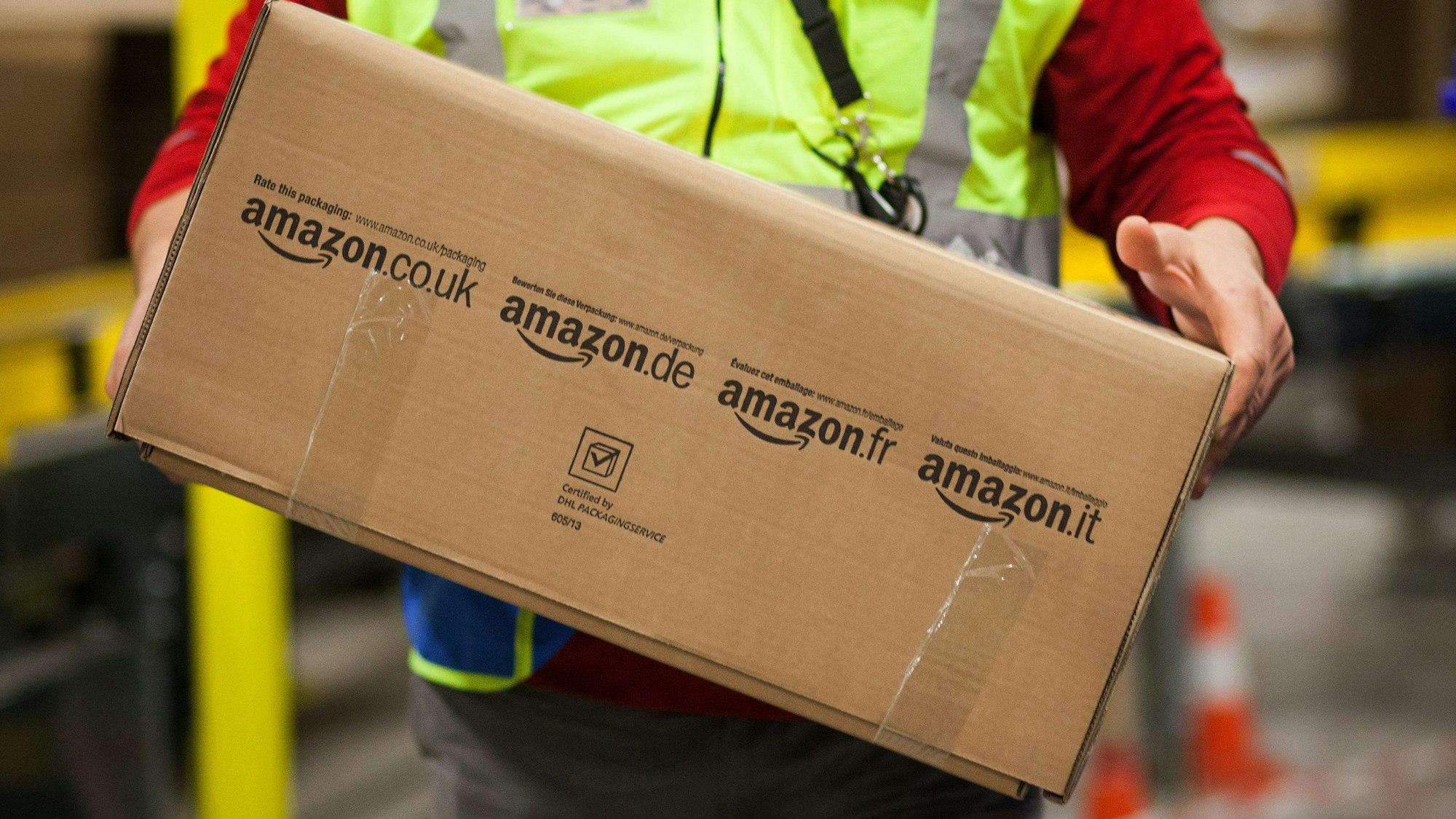 In Köln wurde ein Amazon-Paketbote überfallen (Symbolbild).