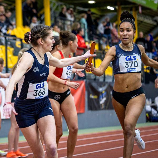 Natalie Füllgraf von den Cologne Athletics übergibt den Staffelstab in Führung liegend an Vera Coutellier, die den Vorsprung ins Ziel bringt.