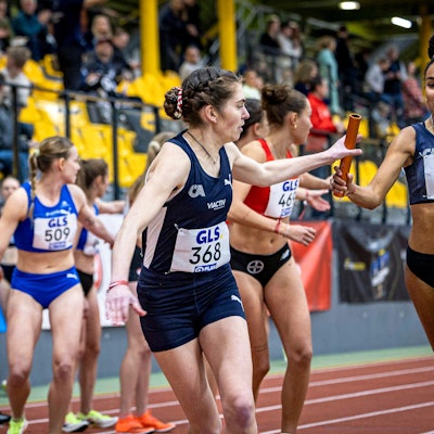 Natalie Füllgraf von den Cologne Athletics übergibt den Staffelstab in Führung liegend an Vera Coutellier, die den Vorsprung ins Ziel bringt.