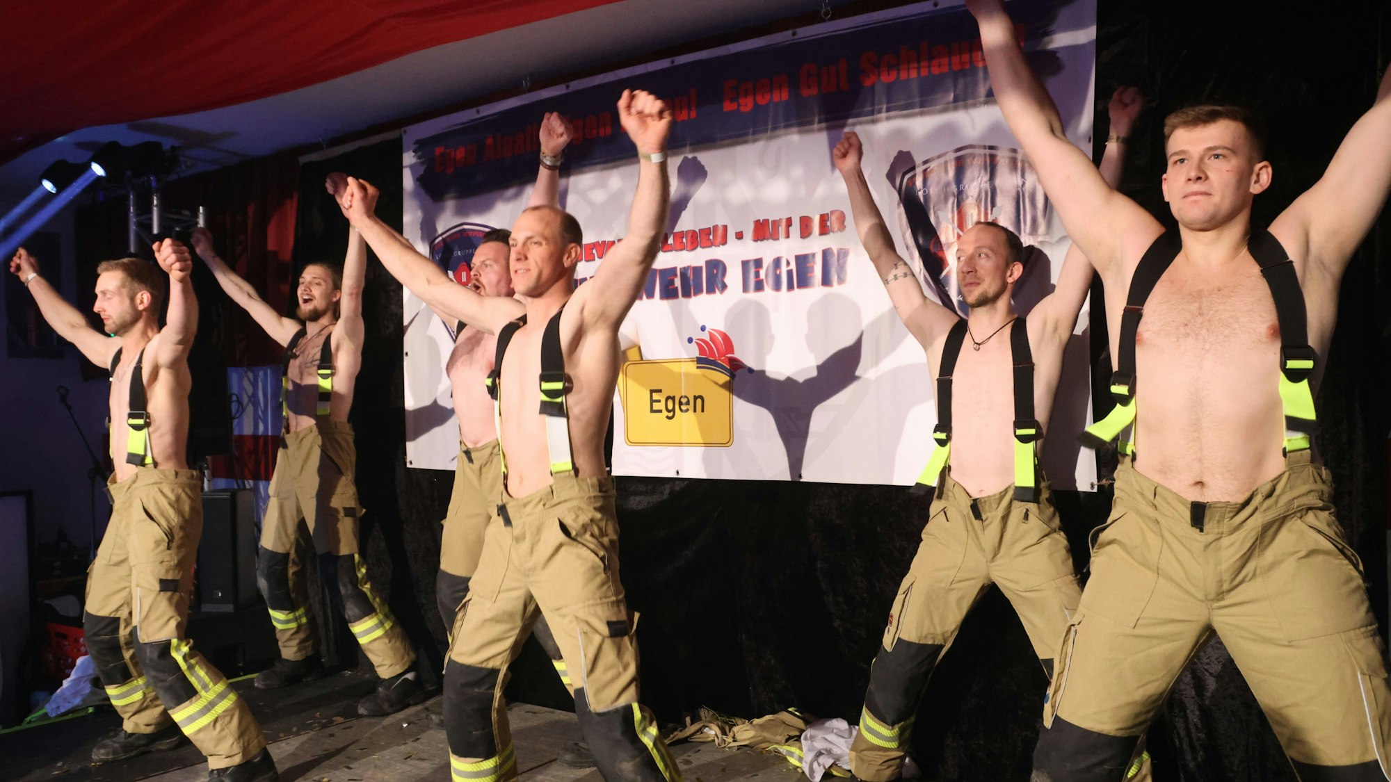 Das Foto zeigt einen Auftritt der "Firedancer".