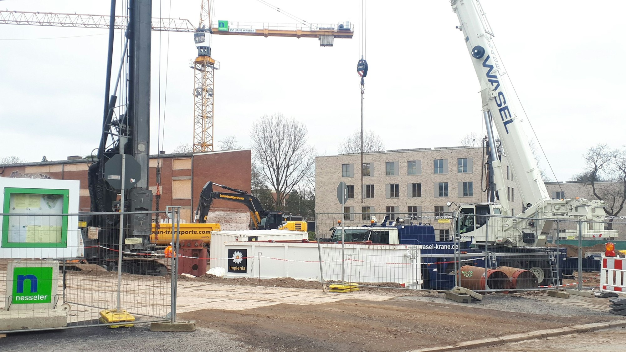 Man schaut auf eine große Baustelle mit Baggern.