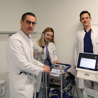 Auf dem Bild sind vier Ärzte und medizinische Geräte zu sehen.