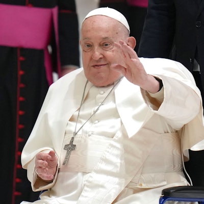 Papst Franziskus winkt, als er zu seiner wöchentlichen Generalaudienz in der Halle Paul VI. im Vatikan ankommt.