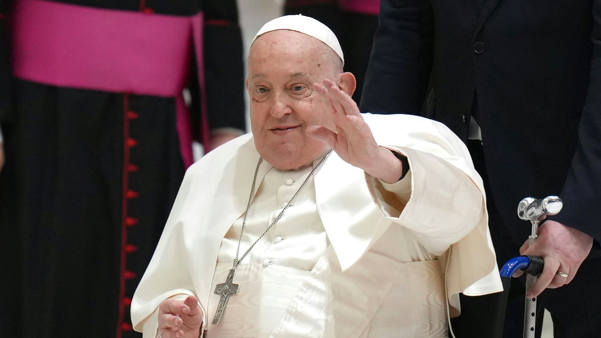Papst Franziskus winkt, als er zu seiner wöchentlichen Generalaudienz in der Halle Paul VI. im Vatikan ankommt.