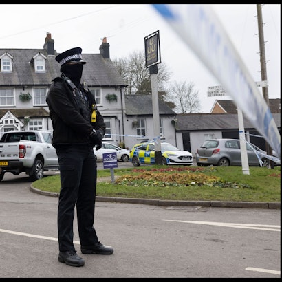 Ein Polizist am Tatort einer mutmaßlichen Schießerei vor dem The Three Horseshoes Pub in Knockholt, Kent, Vereinigtes Königreich.