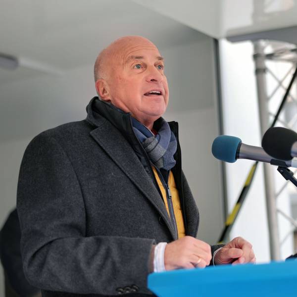 Das Bild zeigt Rüdiger Lucassen auf der Wahlkampfveranstaltung in Euskirchen am Rednermikrofon.
