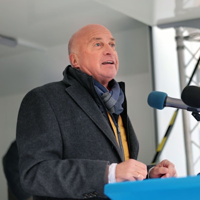 Das Bild zeigt Rüdiger Lucassen auf der Wahlkampfveranstaltung in Euskirchen am Rednermikrofon.