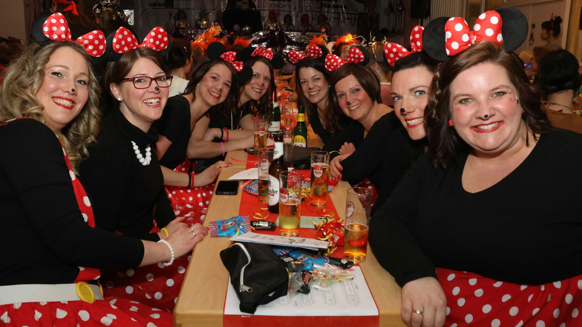 Beim Mütterkaffee in Wipperfürth-Thier war nicht nur die Stimmung bestens, das 120-köpfige Publikum war auch noch hübsch anzusehen.