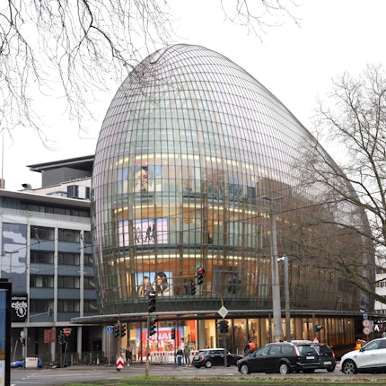 Das Peek&Cloppenburg Gebäude in Köln. Blick von der Cäcilienstraße.