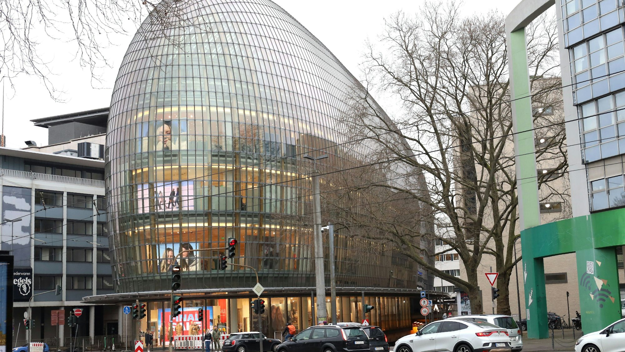 Das Peek&Cloppenburg Gebäude in Köln. Blick von der Cäcilienstraße.