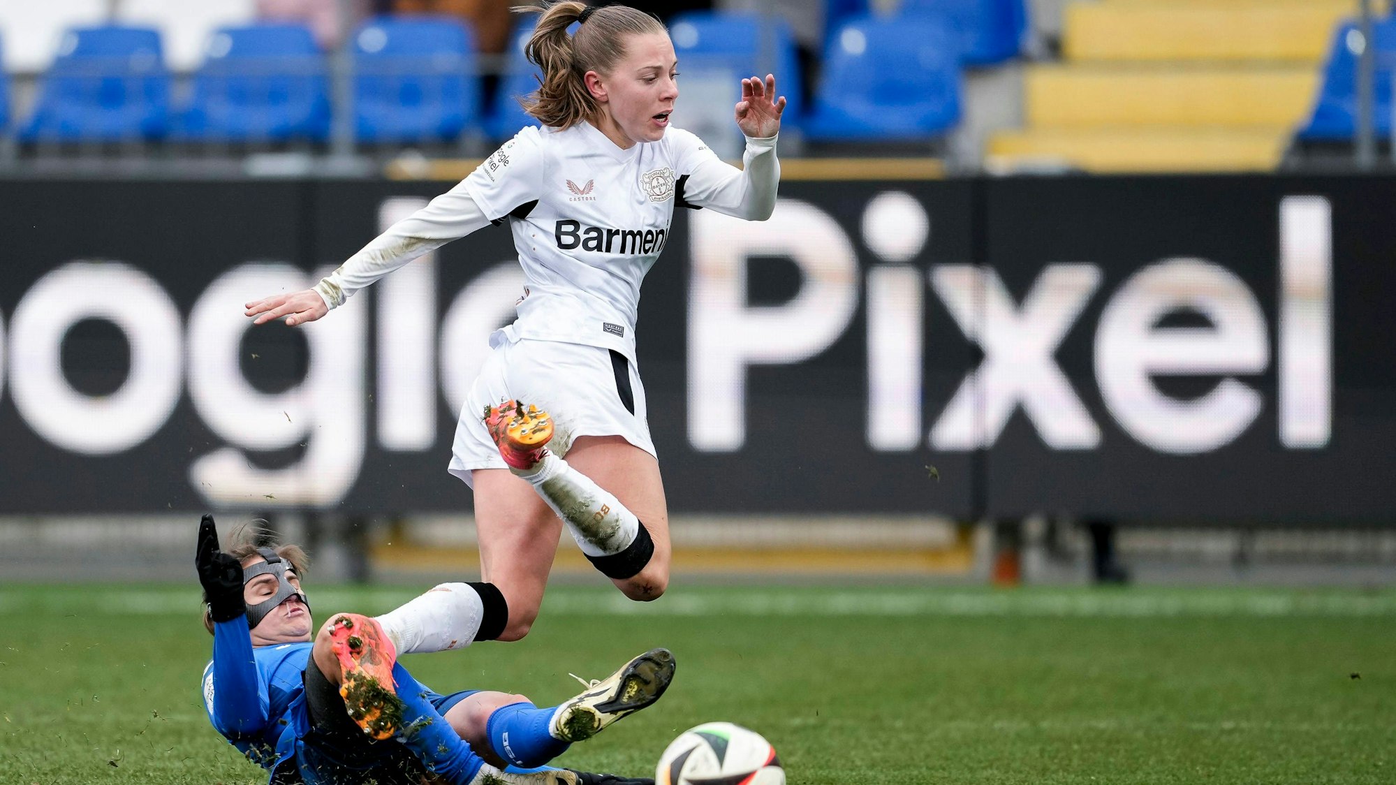 v.li.: Dominika Grabowska TSG, 16, Janou Levels B04, 05, Zweikampf, Spielszene, Duell, duel, tackle, tackling, Dynamik, Action, Aktion, 16.02.2025, Sinsheim Hoffenheim Deutschland, Fussball, Google Pixel Frauen-Bundesliga, TSG 1899 Hoffenheim - Bayer 04 Leverkusen, DFB/DFL REGULATIONS PROHIBIT ANY USE OF PHOTOGRAPHS AS IMAGE SEQUENCES AND/OR QUASI-VIDEO. *** v li Dominika Grabowska TSG, 16 , Janou Levels B04, 05 , duel, duel, tackle, tackling, dynamics, action, action, 16 02 2025, Sinsheim Hoffenheim Germany , Football, Google Pixel Women Bundesliga, TSG 1899 Hoffenheim Bayer 04 Leverkusen, DFB DFL REGULATIONS PROHIBIT ANY USE OF PHOTOGRAPHS AS IMAGE SEQUENCES AND OR QUASI VIDEO xozx