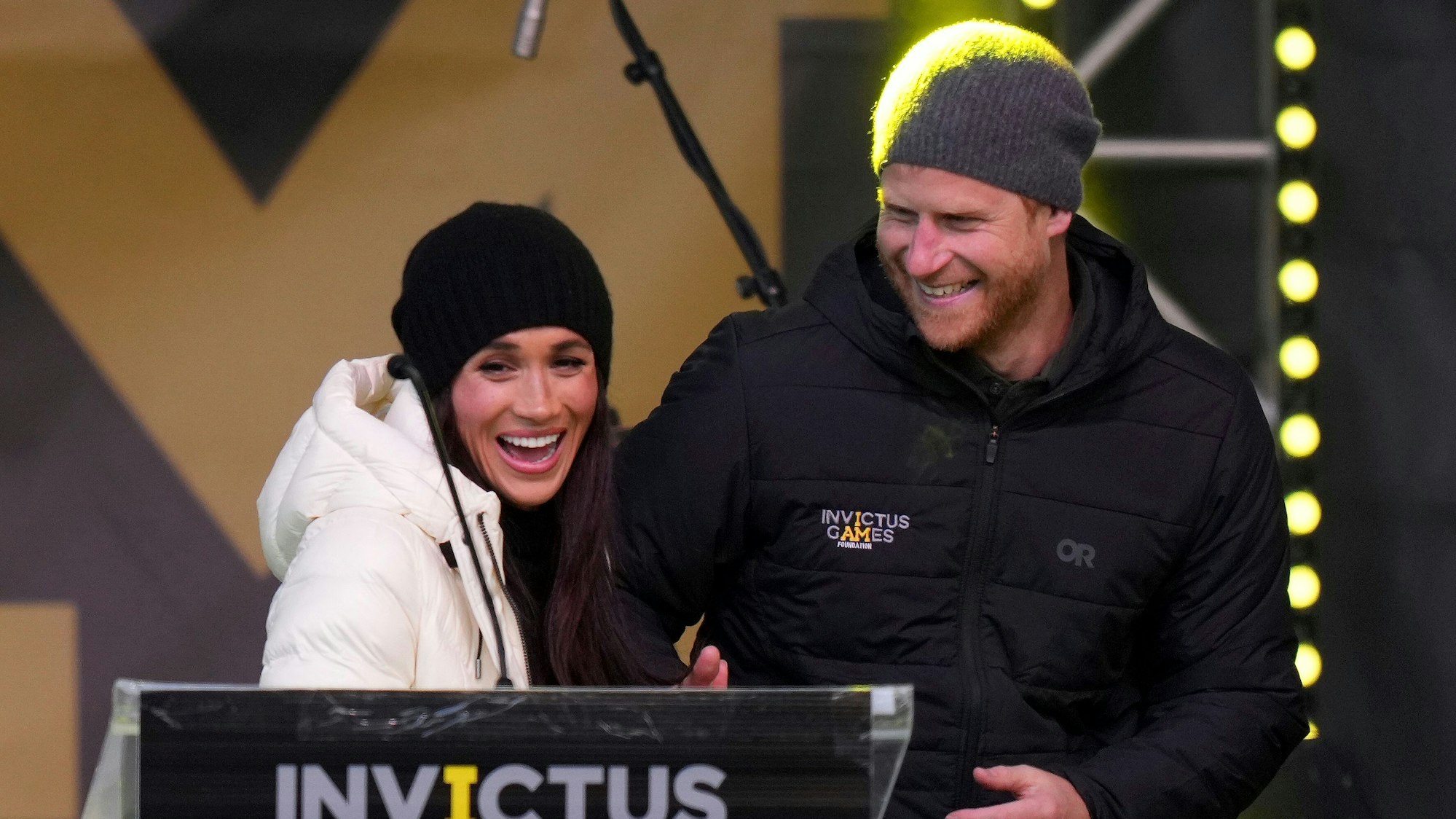Der britische Prinz Harry und seine Frau Meghan, der Herzog und die Herzogin von Sussex, nehmen an einer Willkommensfeier während der Invictus Games 2025 in Whistler, British Columbia, teil.