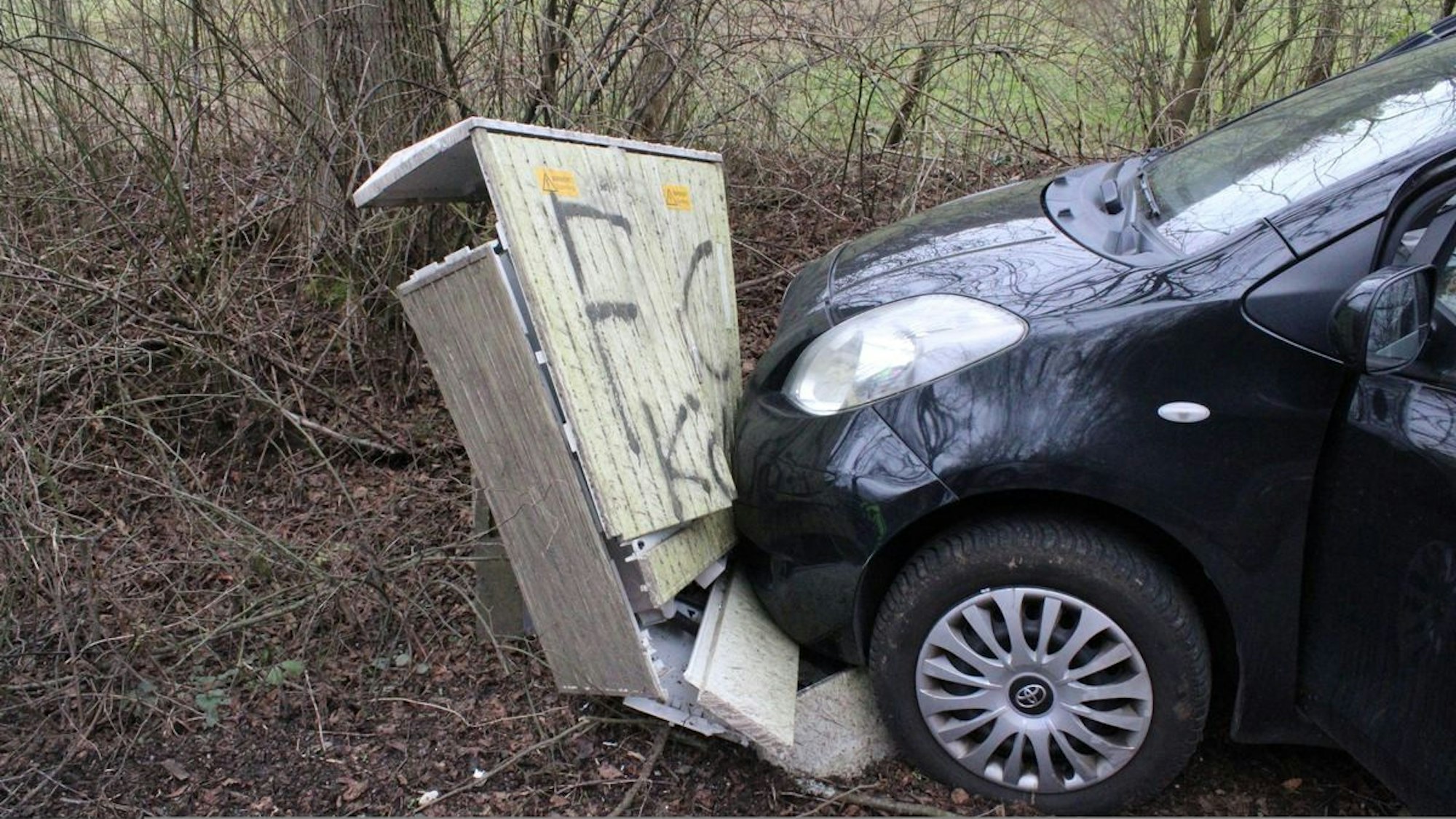 Ein Toyota ist gegen einen Verteilerkasten gefahren und hat diesen beschädigt.