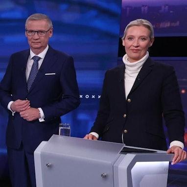 V.l.: Bundeskanzler Olaf Scholz (SPD), Moderatorin Pinar Atalay, Vizekanzler Robert Habeck (Bündnis 90/die Grünen), Kanzlerkandidat Friedrich Merz (CDU), Moderator Günther Jauch, Kanzlerkandidatin Alice Weidel (AfD).
+++ Die Verwendung des sendungsbezogenen Materials ist nur mit dem Hinweis und Verlinkung auf RTL+ gestattet. +++