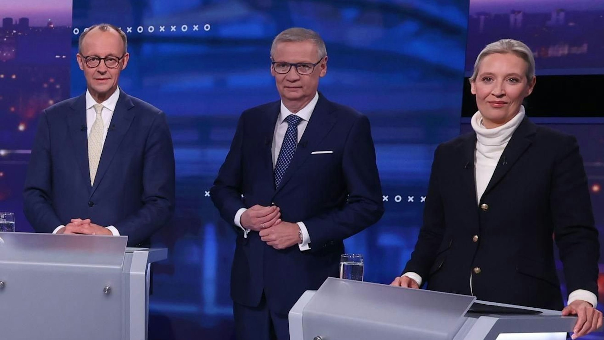 V.l.: Bundeskanzler Olaf Scholz (SPD), Moderatorin Pinar Atalay, Vizekanzler Robert Habeck (Bündnis 90/die Grünen), Kanzlerkandidat Friedrich Merz (CDU), Moderator Günther Jauch, Kanzlerkandidatin Alice Weidel (AfD).
+++ Die Verwendung des sendungsbezogenen Materials ist nur mit dem Hinweis und Verlinkung auf RTL+ gestattet. +++