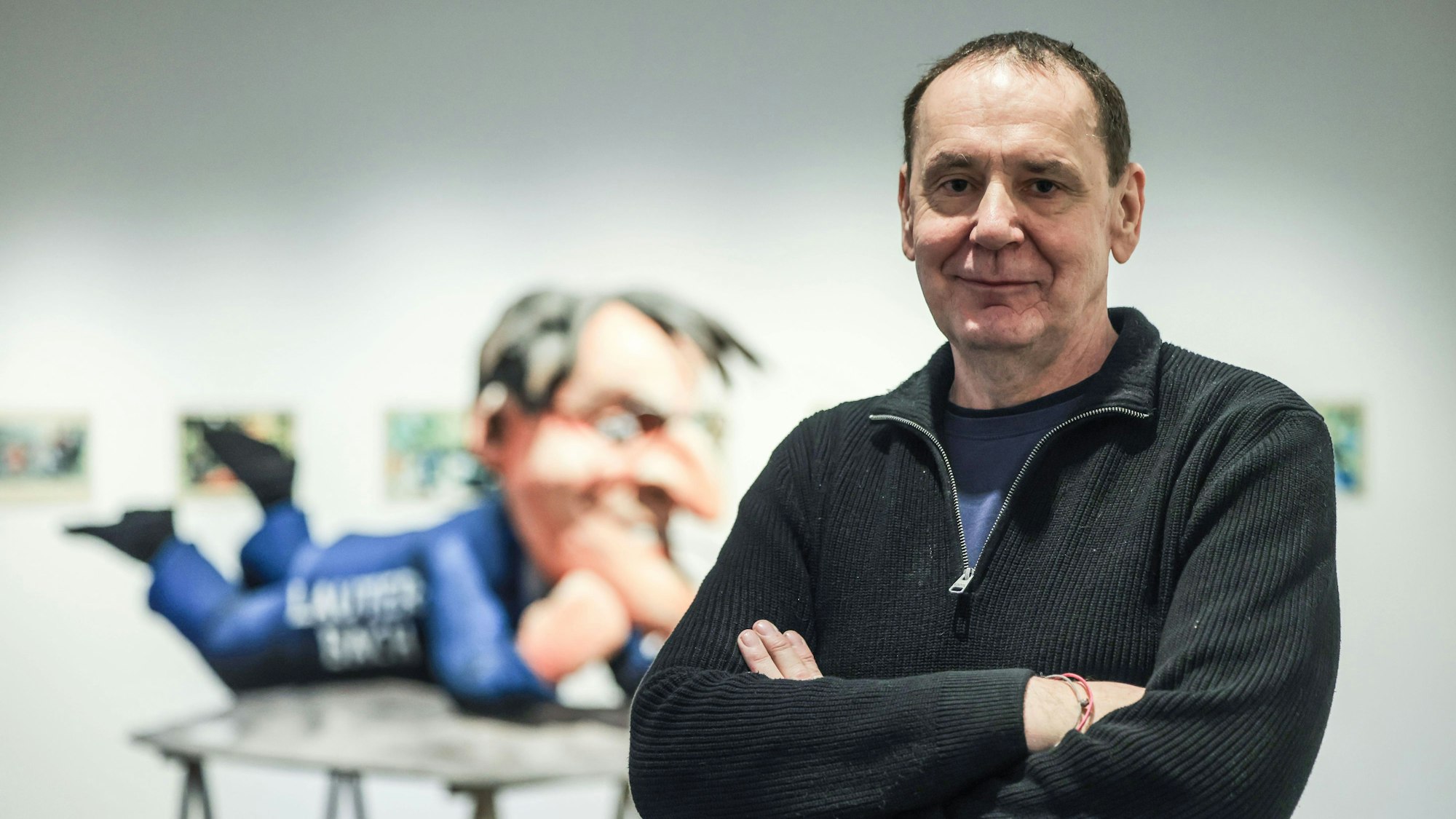 Jacques Tilly, Bildhauer und Karnevalswagenbauer, steht in der Sonderausstellung.