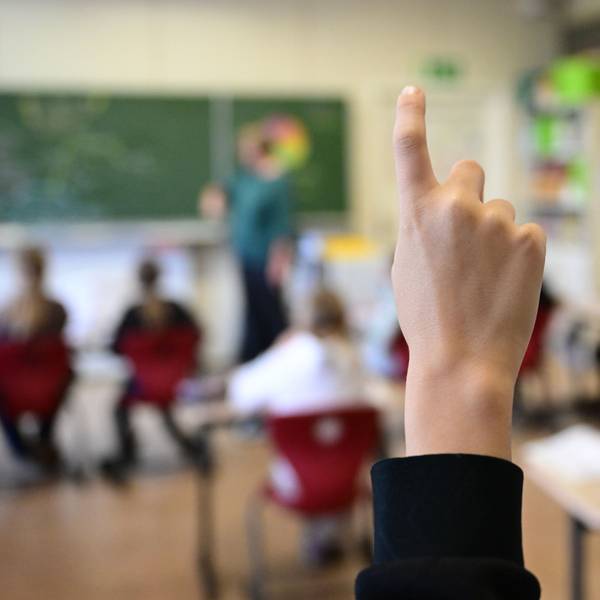 Schüler melden sich im Unterricht.