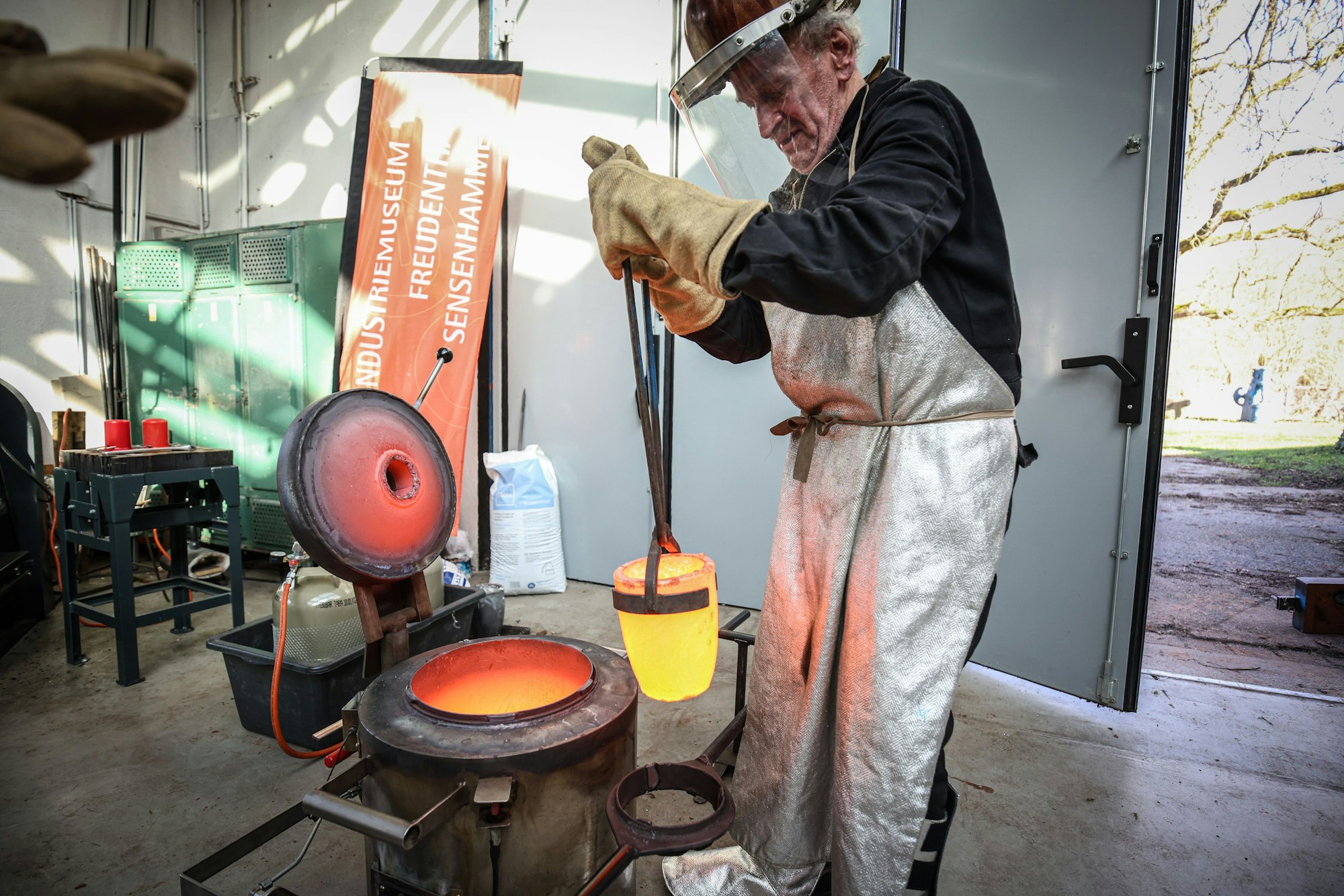 Volker Allexi holt das 900 Grad heiße Aluminium aus dem Feuer.