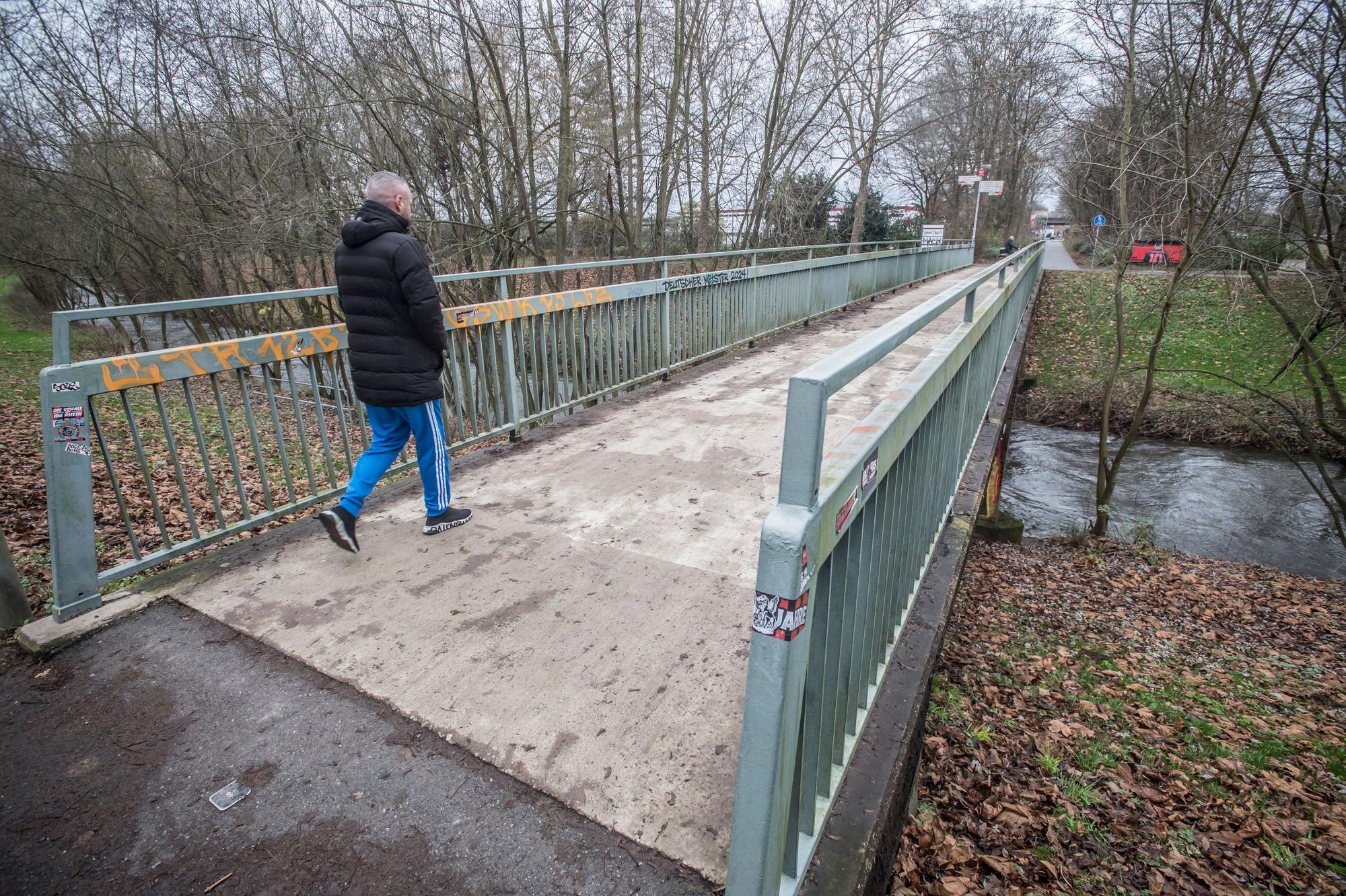 Ein Plan sieht vor, dass Autos über die Straße Am Stadtpark und über die Dhünn (hier die heutige Radweg-Brücke) zu den geplanten Vip-Parkplätzen fahren sollen. Foto: Ralf Krieger