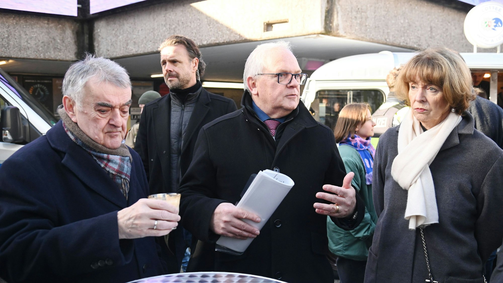 Drogen-Hotspot Ebertplatz: Im Dezember stellten sich Innenminister Herbert Reul (CDU), Polizeipräsident Johannes Hermanns und Oberbürgermeisterin Henriette Reker den Fragen der Anwohner.