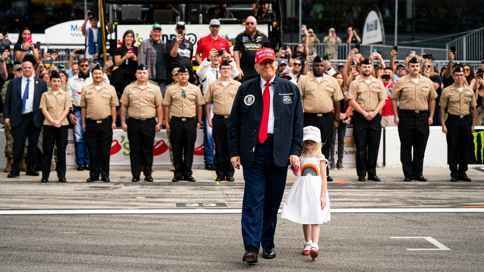 US-Präsident Donald Trump und seine Enkelin Carolina beim NASCAR-Auftakt in Daytona.