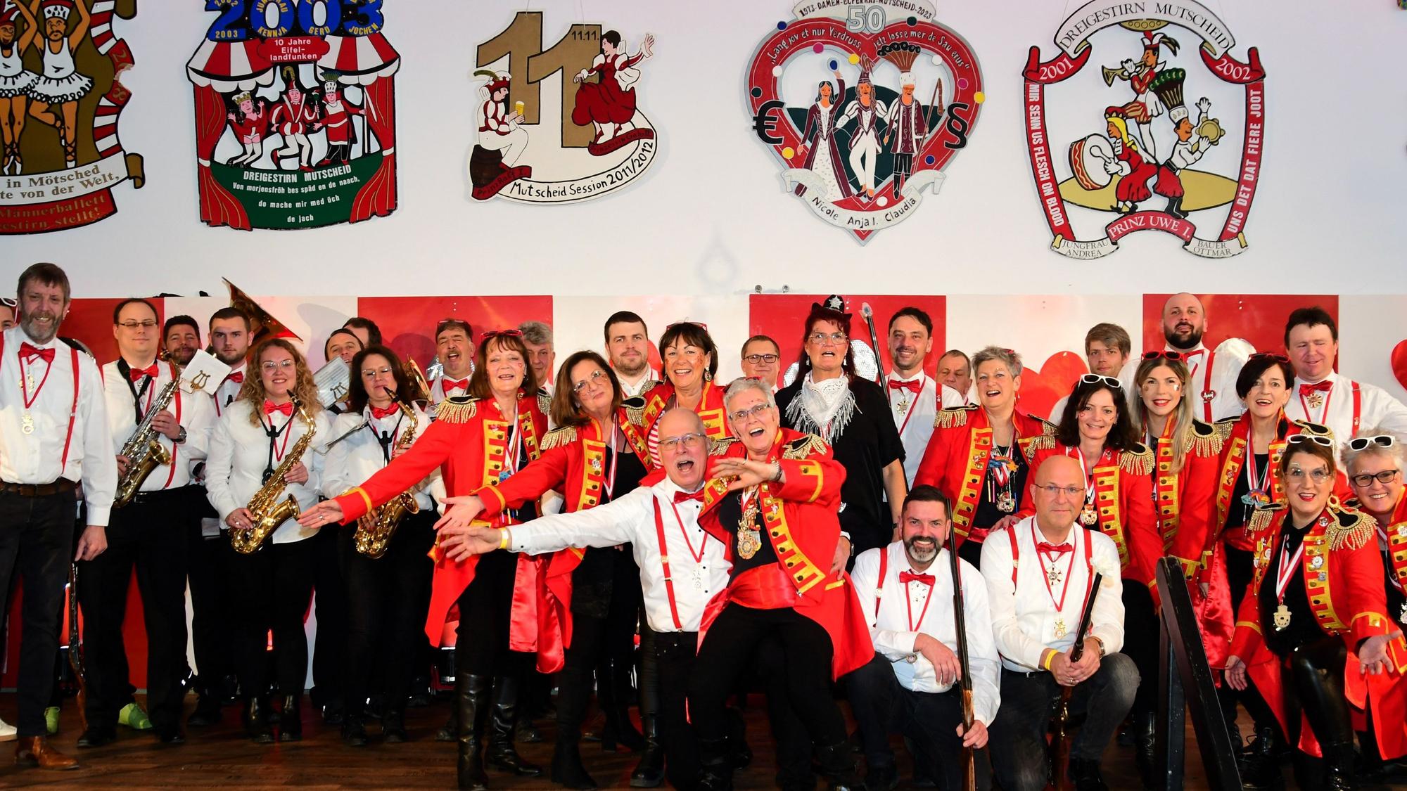 Kostümierte Frauen und Männer haben sich gut gelaunt zu einem Gruppenbild aufgestellt.