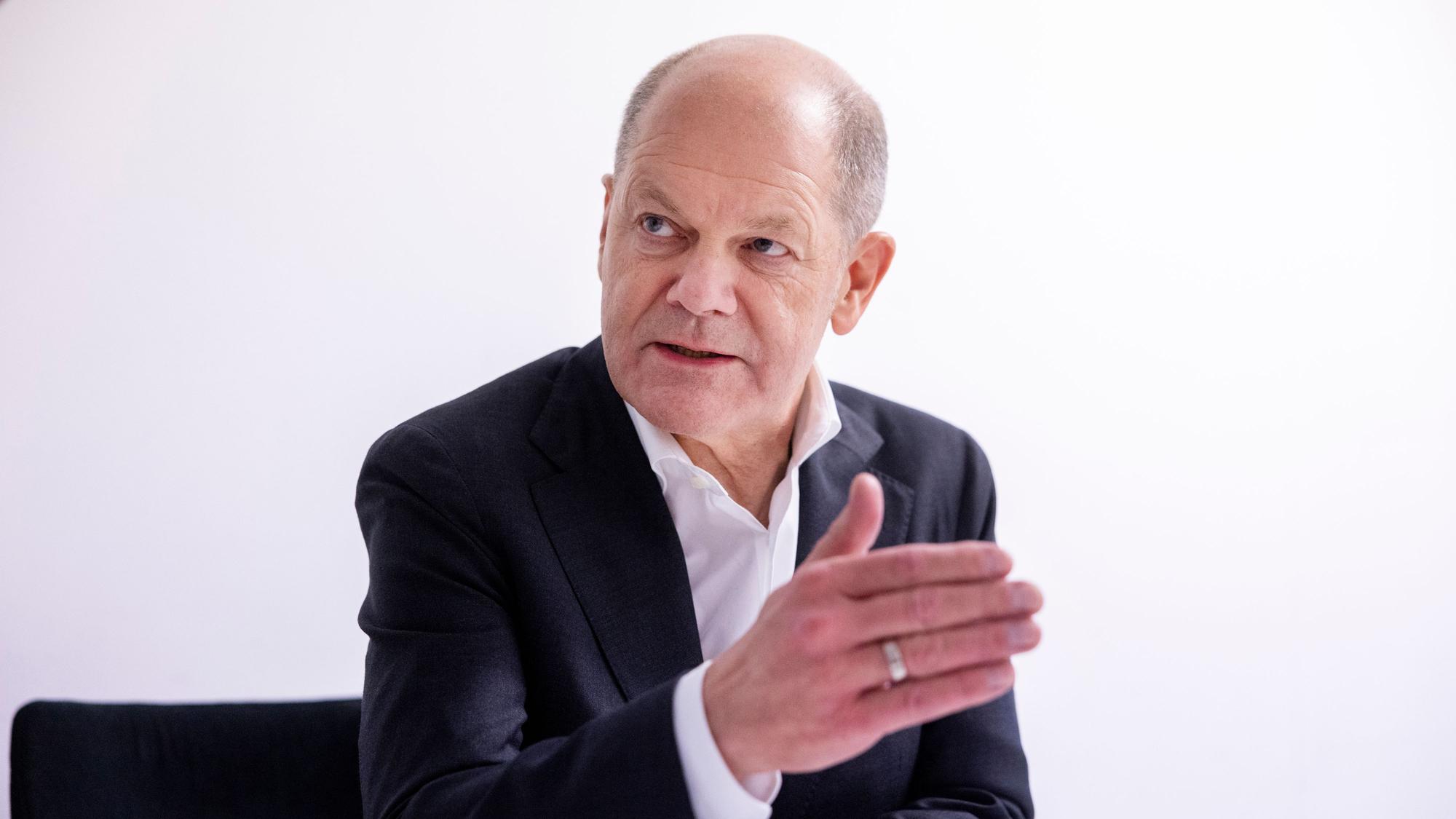 04.02.2025, Marl: Interview mit Bundeskanzler Olaf Scholz nach einem Bürgerforum in Marl.
Foto: Michael Bause