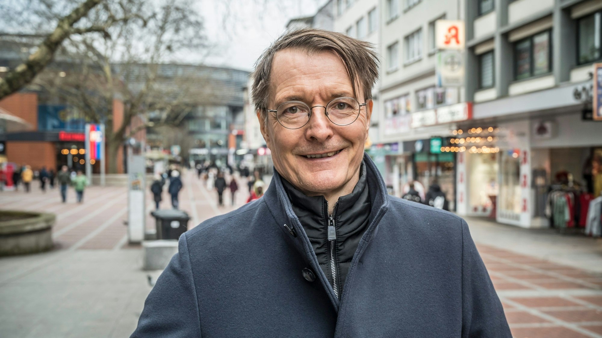 Bundes-Gesundheitsminister Karl Lauterbach von der SPD in der Leverkusener Fußgängerzone.