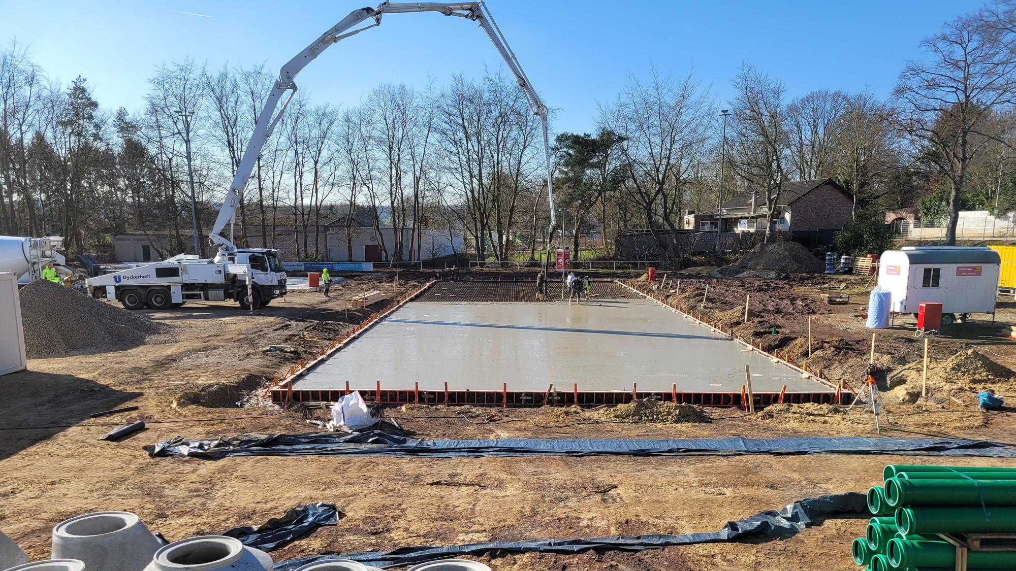 Eine Betonplatte wird gegossen.