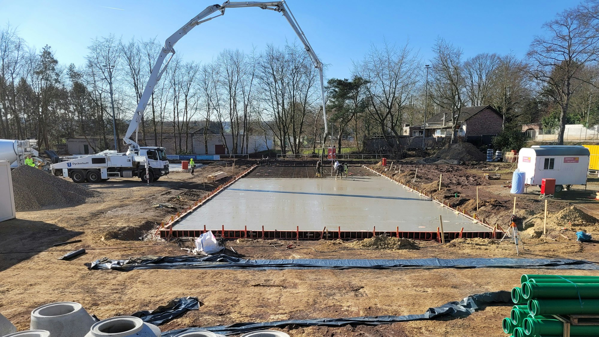 Eine Betonplatte wird gegossen.