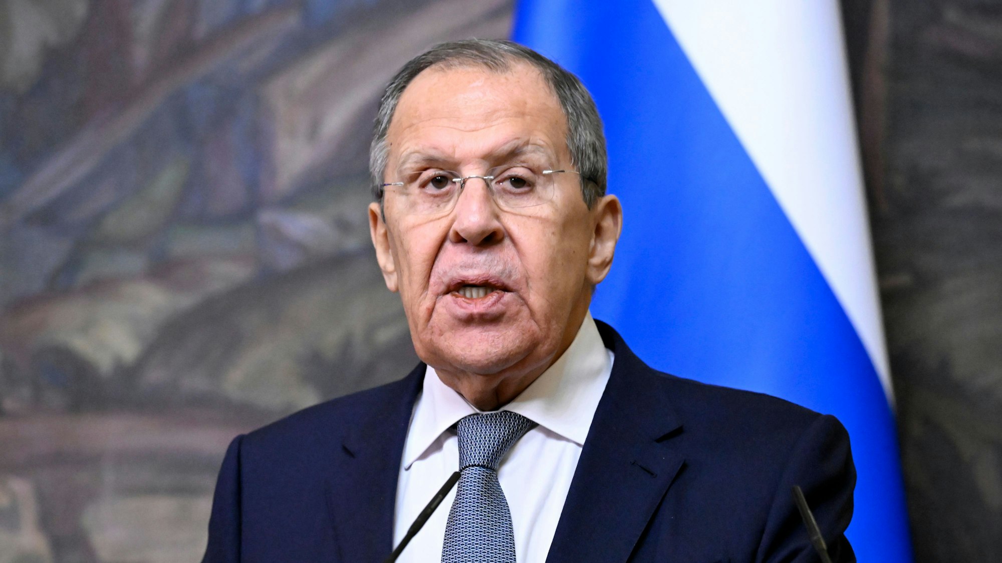 Der russische Außenminister Sergej Lawrow spricht auf einer gemeinsamen Pressekonferenz mit seinem armenischen Amtskollegen nach ihren Unterredungen in Moskau.