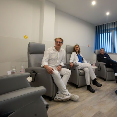 Freuen sich auf die Eröffnung der zweiten Kardiolounge im Porzer Krankenhaus Chefarzt Professor Dr. Marc Horlitz (v.l.), Oberärztin Petra Weßling und Krankenhaus-Geschäftsführer Andreas Weigand.