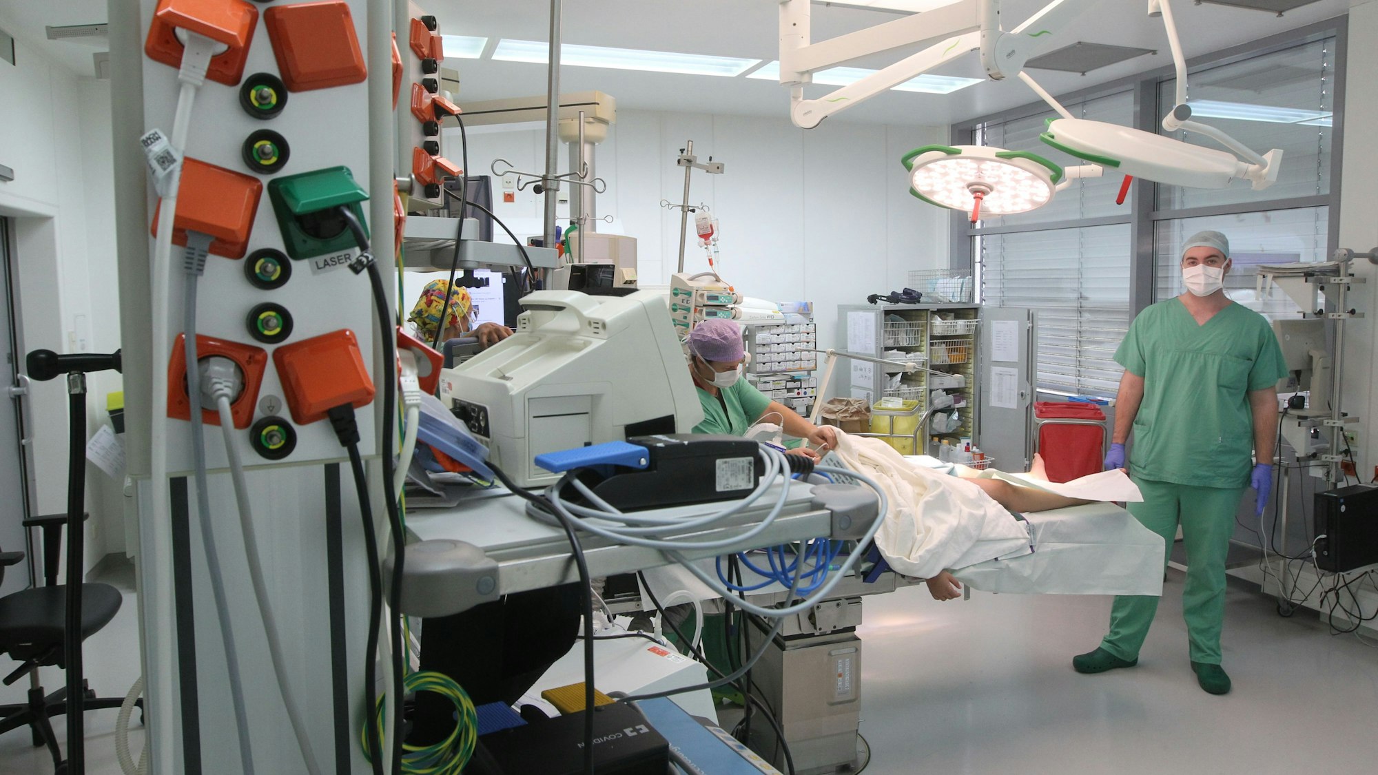 Blick in einen Operationssaal in der Kinderklinik in Sankt Augustin.
