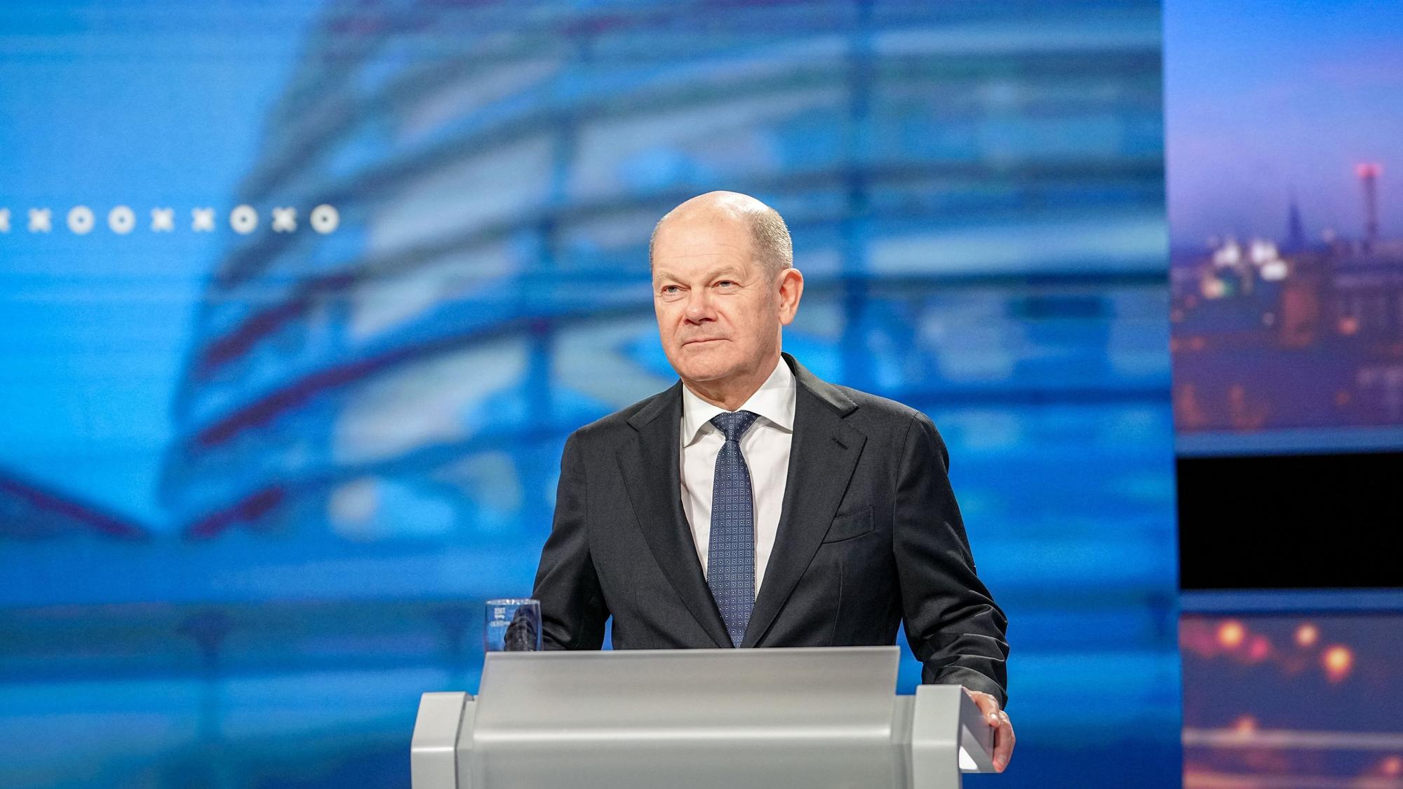 Olaf Scholz (SPD), besichtigt das Studio vor dem „Quadrell“ der TV Diskussion zum Bundestagswahlkampf im Studio.