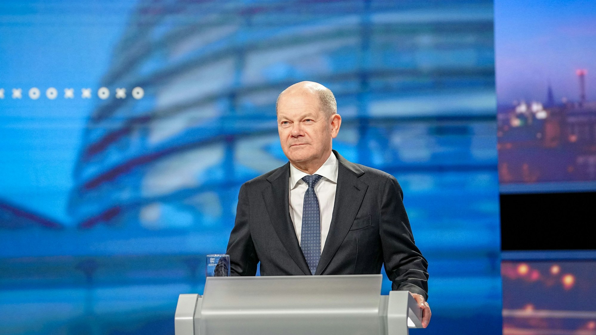 Olaf Scholz (SPD), besichtigt das Studio vor dem „Quadrell“ der TV Diskussion zum Bundestagswahlkampf im Studio.