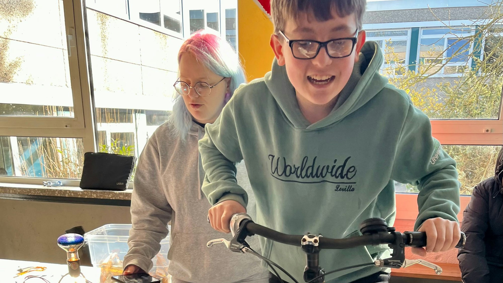 Junge auf Fahrrad zur Stromerzeugung